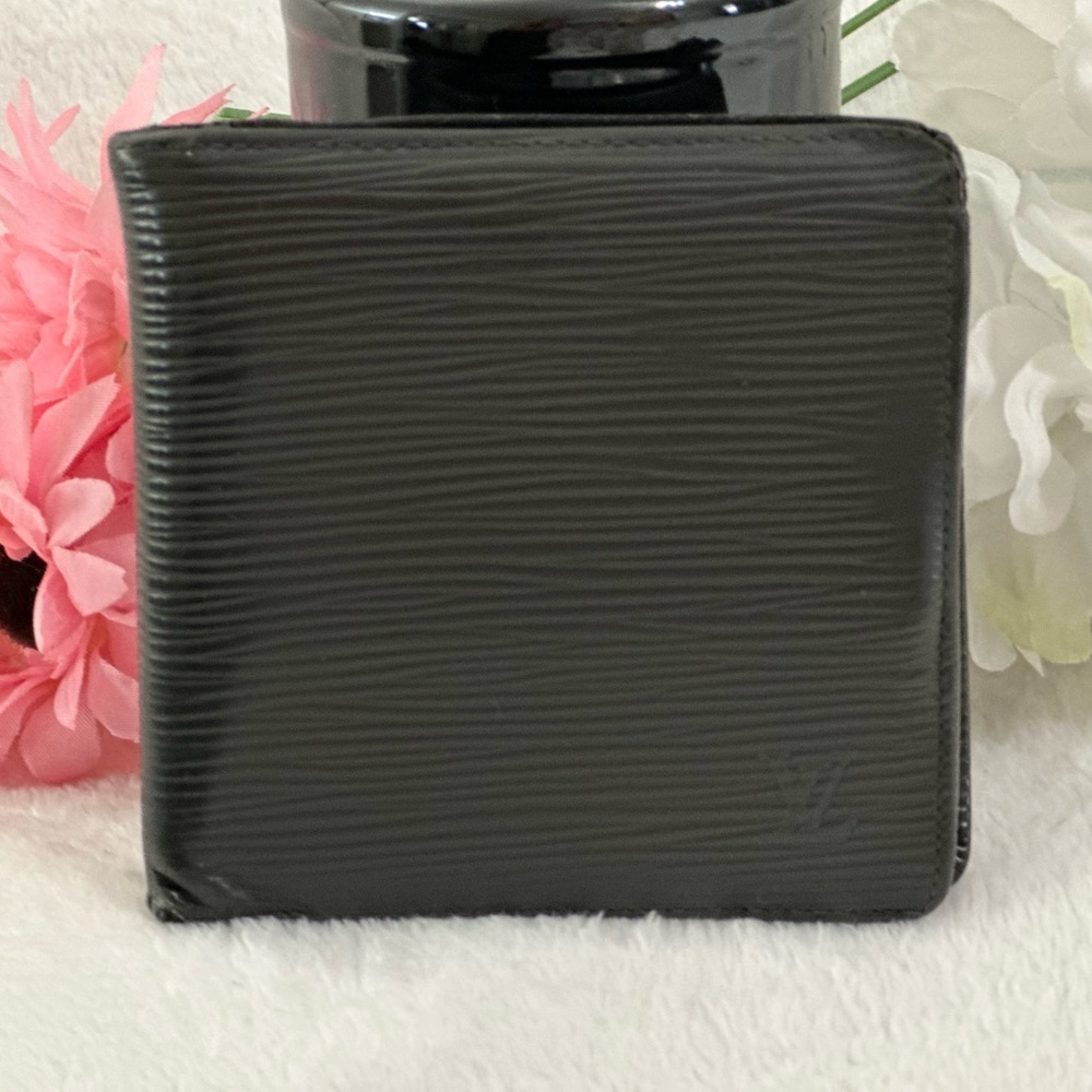 AUTHENTIC MEN’S LOUIS VUITTON BLACK EPI LEATHER PORTEFEIULLE MARCO BIFOLD WALLET